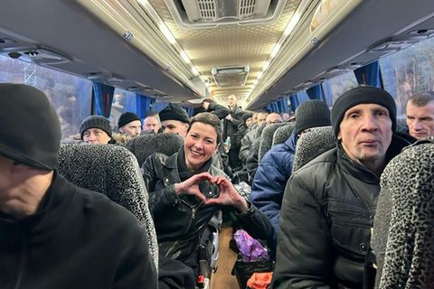 Kolesnikowa mit anderen freigelassenen Gefangenen im Bus