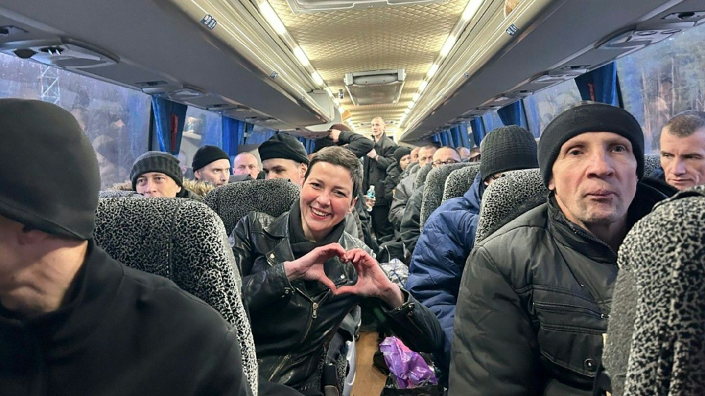 Kolesnikowa mit anderen freigelassenen Gefangenen im Bus