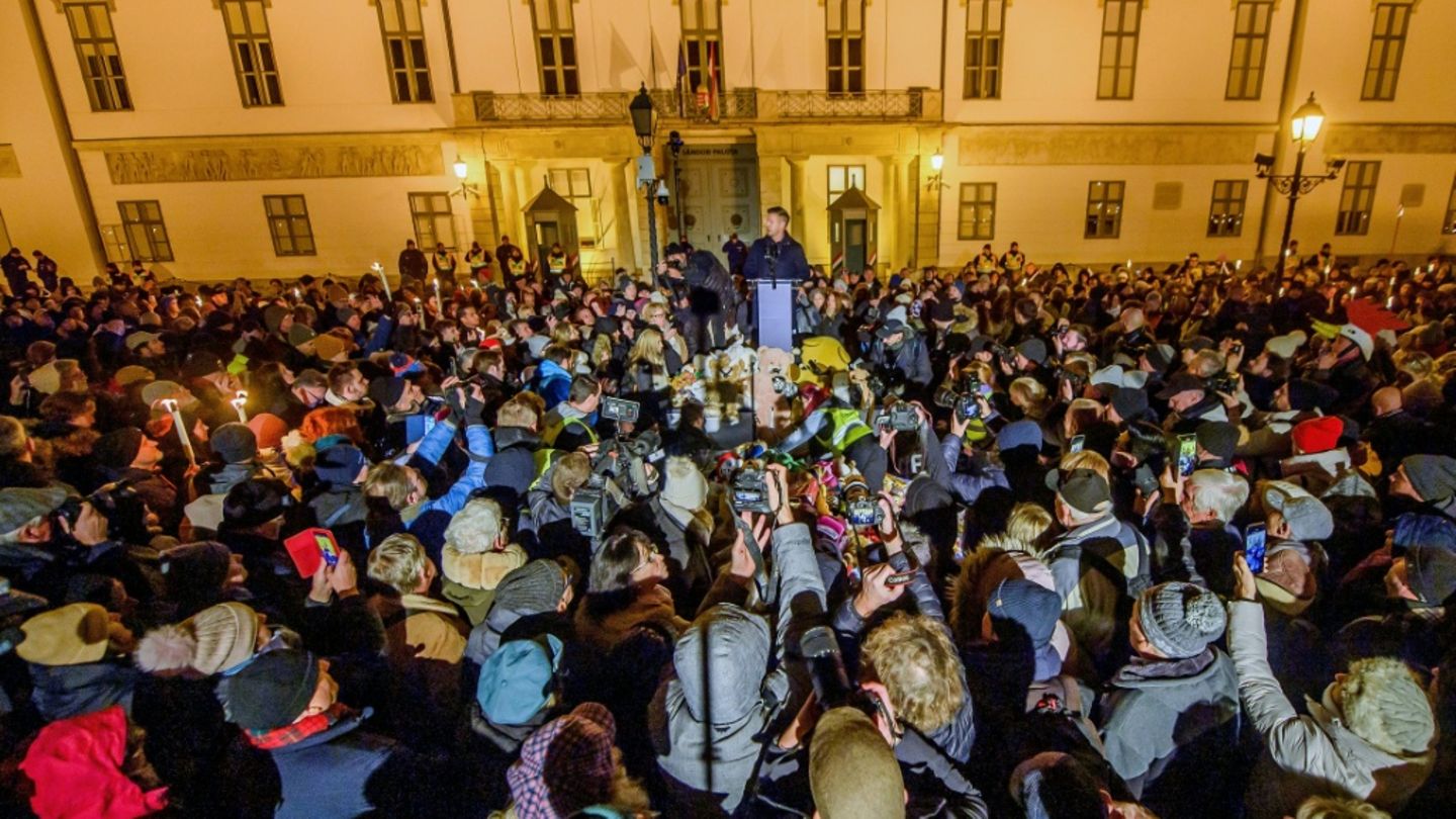 Oppositionsführer Peter Magyar spricht zu den Demonstranten