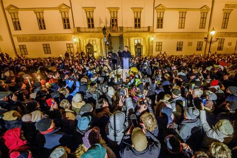 Oppositionsführer Peter Magyar spricht zu den Demonstranten