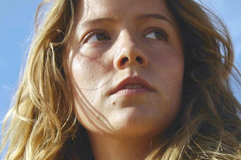 Die 15-jährige Pariserin Camille (Marysole Fertard) verbringt 1991 ihre Sommerferien bei ihrer Großmutter in einem kleinen Badeort an der Atlantikküste der Vendée. Dort lernt sie die etwa gleichaltrigen Freunde Martin und Alexandre kennen. Die beiden werden sie – auf unterschiedliche Art und Weise – ein Leben lang begleiten.