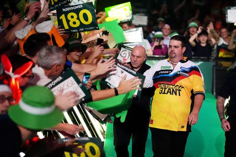 Clemens bei der Ankunft im Ally Pally. Foto: John Walton/PA Wire/dpa