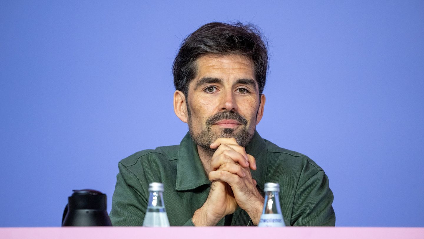 Seit dem russischen Überfall auf die Ukraine sind laut Bildungsminister Teuber 10.500 ukrainische Kinder und Jugendliche in den