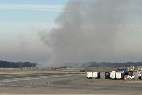 Brand neben einer Startbahn am Flughafen Dulles
