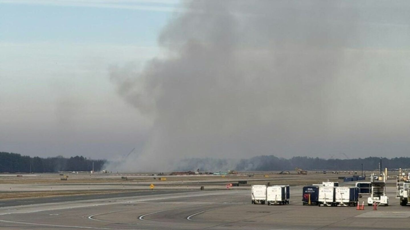 Brand neben einer Startbahn am Flughafen Dulles