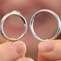 Für Brautpaare sind Trauring aus Platin - wie links zu sehen - eine Alternative. (Archivbild) Foto: Uli Deck/dpa