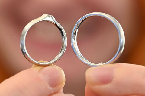 Für Brautpaare sind Trauring aus Platin - wie links zu sehen - eine Alternative. (Archivbild) Foto: Uli Deck/dpa