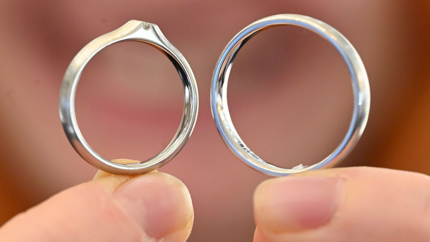 Für Brautpaare sind Trauring aus Platin - wie links zu sehen - eine Alternative. (Archivbild) Foto: Uli Deck/dpa