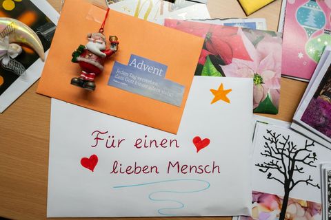 Liebevolle Post gegen die Einsamkeit: Handgeschriebene Briefe und Karten sollen in der Weihnachtszeit alten und kranken Menschen