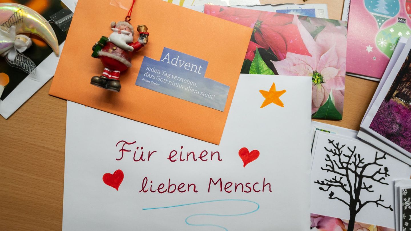 Liebevolle Post gegen die Einsamkeit: Handgeschriebene Briefe und Karten sollen in der Weihnachtszeit alten und kranken Menschen