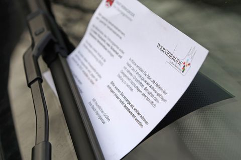 In der Weihnachtszeit verzichten viele Kommunen auf sogenannte Knöllchen. Foto: Matthias Bein/dpa