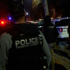 Polizisten bringen Studierende in Sicherheit