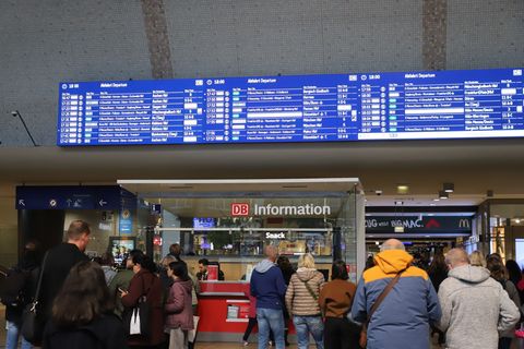 Vor allem in den Abendstunden will die Bahn zwischen Großstädten mehr Züge einsetzen. (Archivbild) Foto: Sascha Thelen/dpa