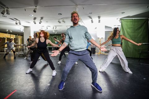 Früher wurden Klamotten verkauft, nun wird ein Musical geprobt: "Malle Olé" wird an einem ungewöhnlichen Ort eingeübt. Foto: Chr