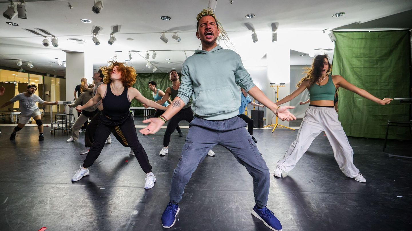 Früher wurden Klamotten verkauft, nun wird ein Musical geprobt: "Malle Olé" wird an einem ungewöhnlichen Ort eingeübt. Foto: Chr