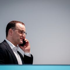Jens Spahn ist in der Corona-Krise laut einer Untersuchung "gegen den Rat seiner Fachabteilungen" in großem Umfang in die Schutz