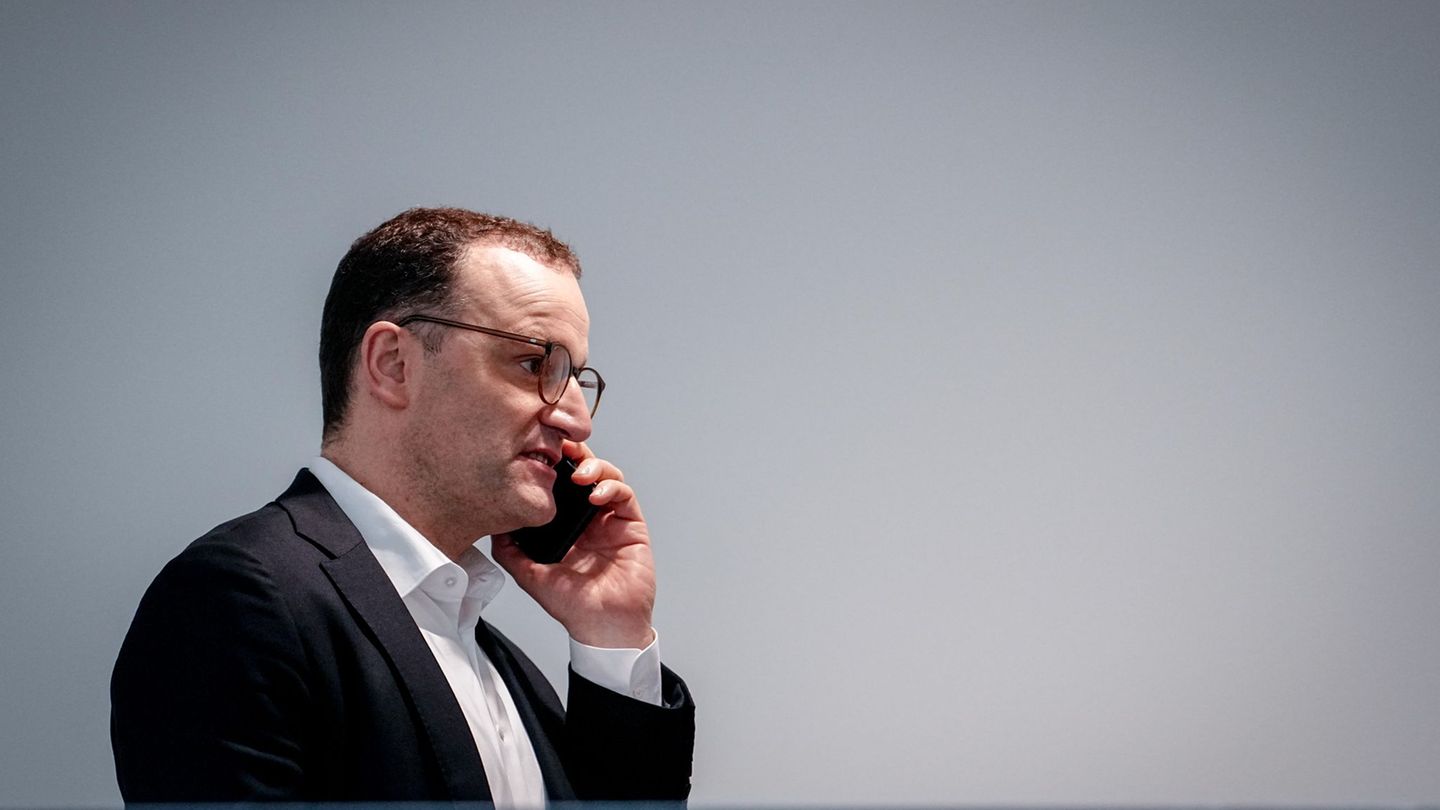 Jens Spahn ist in der Corona-Krise laut einer Untersuchung "gegen den Rat seiner Fachabteilungen" in großem Umfang in die Schutz