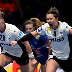 Die ehemaligen Co-Kapitäninnen Emily Vogel (l) und Alina Grijseels spielen am Sonntag um WM-Gold. Foto: Federico Gambarini/dpa