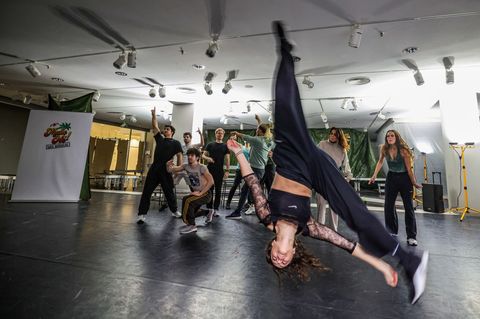 Das Ensemble von "Malle Olé" probt seine Choreographien nicht am Strand, sondern in einem leerstehenden Ladenlokal. Foto: Christ