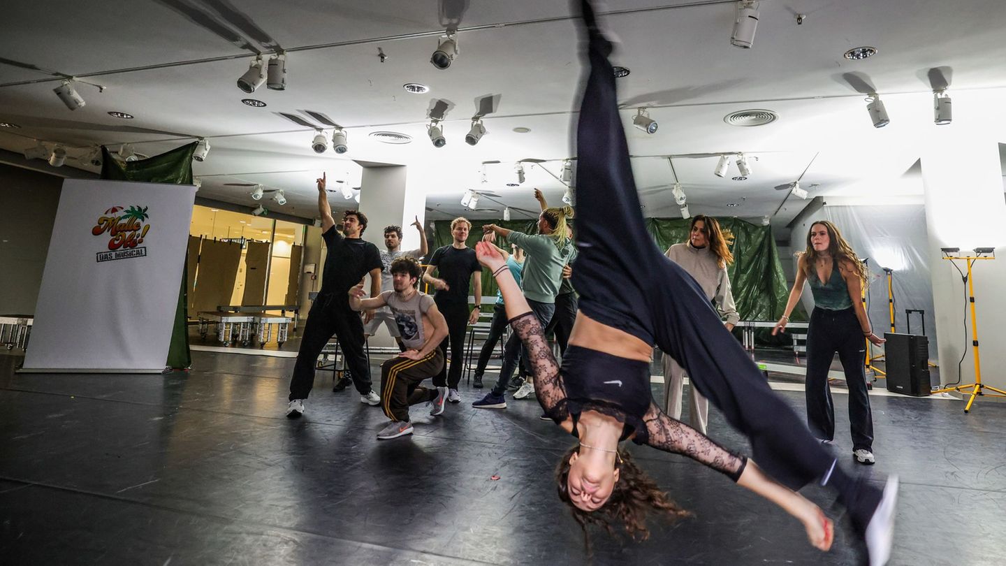 Das Ensemble von "Malle Olé" probt seine Choreographien nicht am Strand, sondern in einem leerstehenden Ladenlokal. Foto: Christ