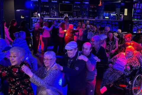 Mit viel Vorfreude haben sie darauf gewartet: Nun tummeln sich die Bewohner von vier französischen Altenheimen auf der Tanzfläch