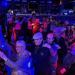 Mit viel Vorfreude haben sie darauf gewartet: Nun tummeln sich die Bewohner von vier französischen Altenheimen auf der Tanzfläch