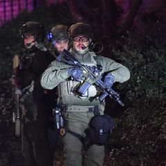 Nachbarn der Universität wurden aufgefordert, ihre Häuser nicht zu verlassen. Foto: Steven Senne/AP/dpa