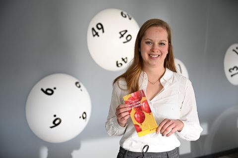 Hannah Strobel von Lotto Niedersachsen zeigt eine Broschüre für Lottogewinner. Foto: Shireen Broszies/dpa