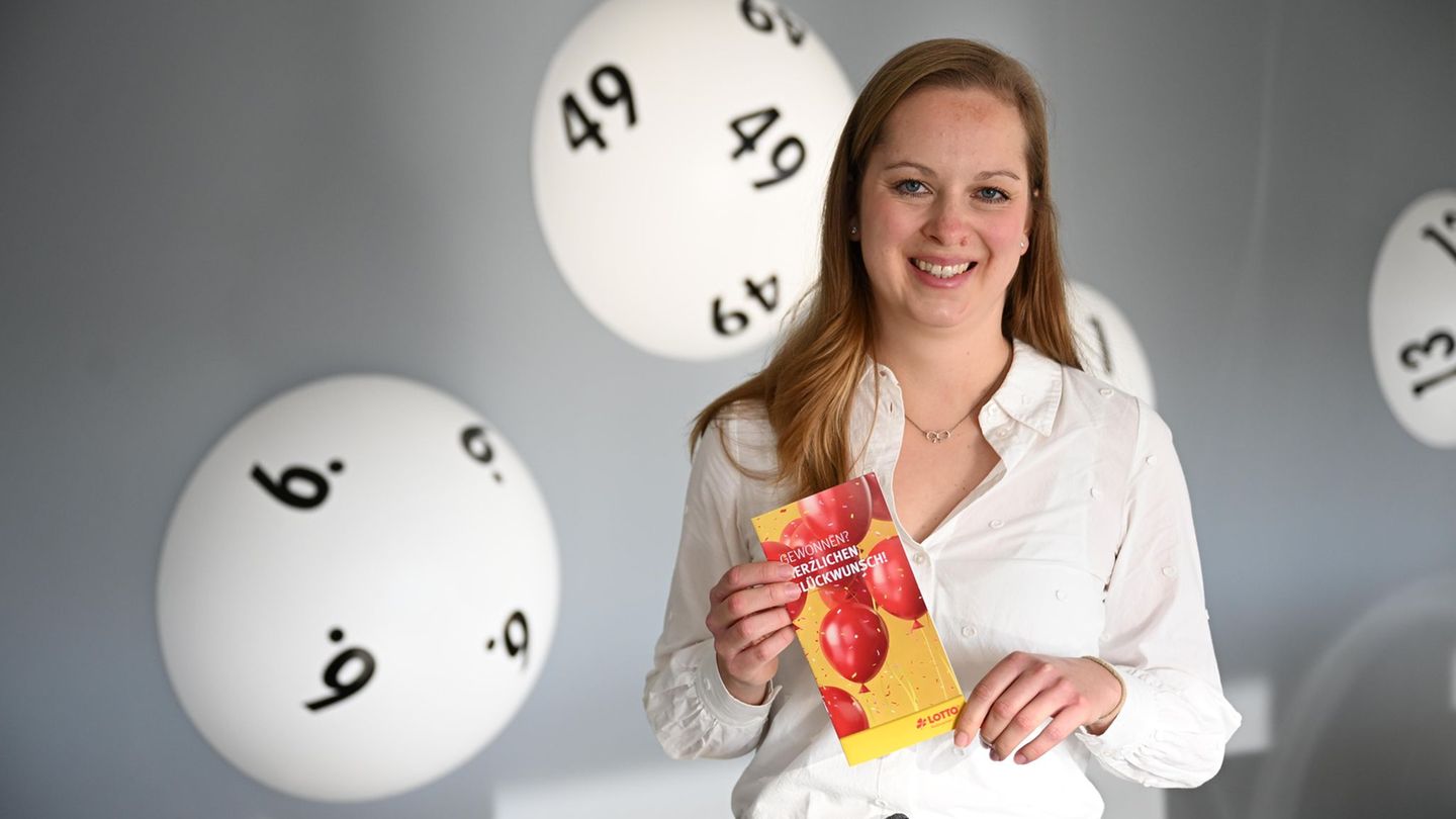 Hannah Strobel von Lotto Niedersachsen zeigt eine Broschüre für Lottogewinner. Foto: Shireen Broszies/dpa