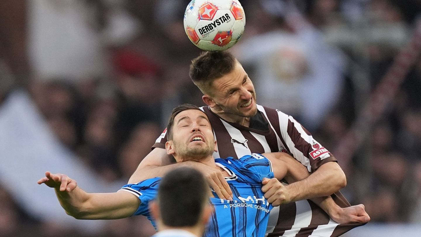 Marvin Pieringer verliert zwar das Kopfballduell gegen Karol Mets (r, FC St. Pauli), war aber der beste Heidenheimer. Foto: Marc