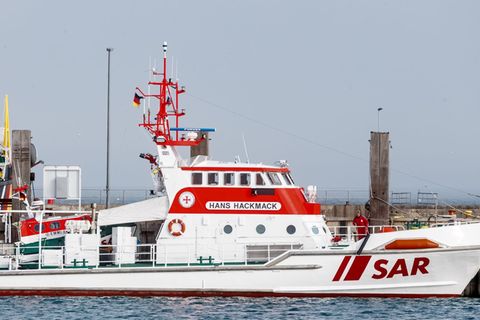 Der Seenotrettungskreuzer "Hans Hackmack" eilt einem Crewmitglied nach einem Unfall auf einer Norwegen-Fähre zu Hilfe. (Symbolbi