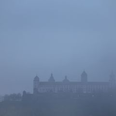 Der Nebel kann sich teils nur zögerlich auflösen, örtlich liegen die Sichtweiten unter 150 Metern. (Symbolbild) Foto: Karl-Josef