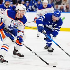 Connor McDavid (l) erzielte zwei Tore bei Edmontons Sieg in Toronto. Foto: Frank Gunn/The Canadian Press/AP/dpa