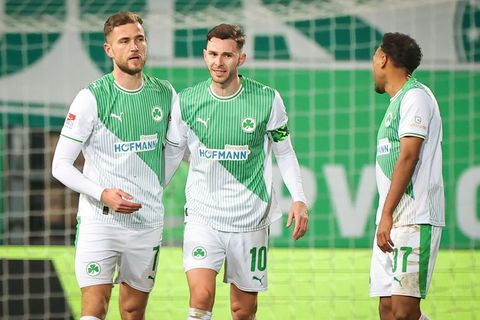 Dennis Srbeny (l) sticht als Joker der Fürther. Foto: Daniel Karmann/dpa