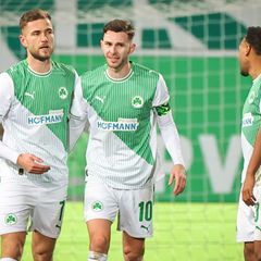 Dennis Srbeny (l) sticht als Joker der Fürther. Foto: Daniel Karmann/dpa