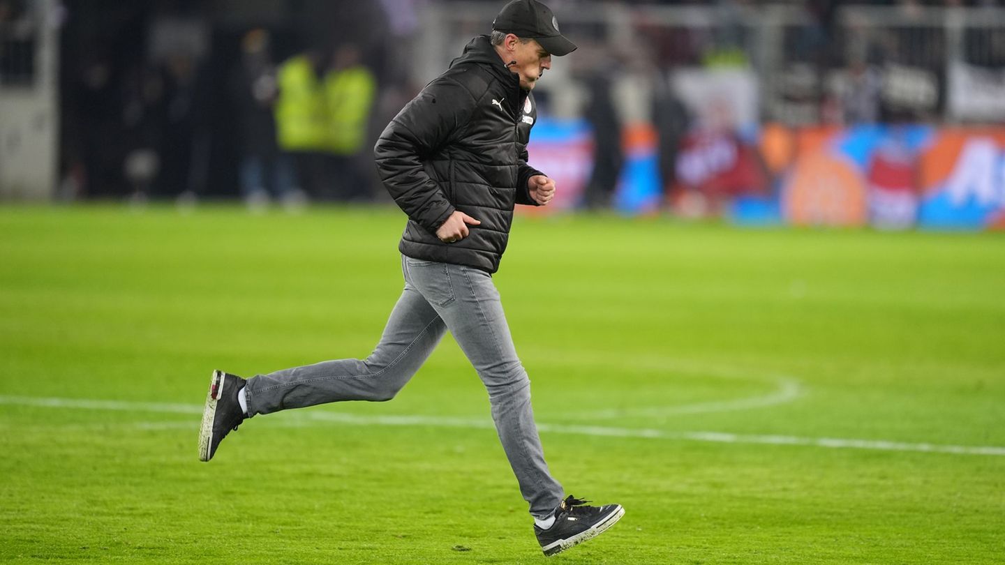 Trainer Alexander Blessin (FC St. Pauli) läuft nach Spielende über den Rasen. Foto: Marcus Brandt/dpa