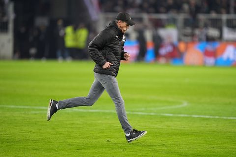 Trainer Alexander Blessin (FC St. Pauli) läuft nach Spielende über den Rasen. Foto: Marcus Brandt/dpa