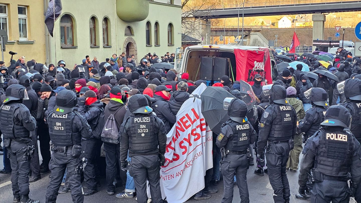 Bilanz-zur-Demonstration-Tumult-bei-Demo-in-Schwarzenberg-B-ller-Verletzte-Kritik