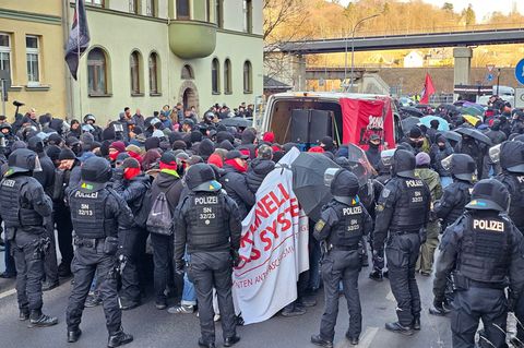Bei einer Demonstration in Schwarzenberg kam es immer wieder zu Tumulten zwischen der rechten und linken Szene. Foto: Mike Mülle