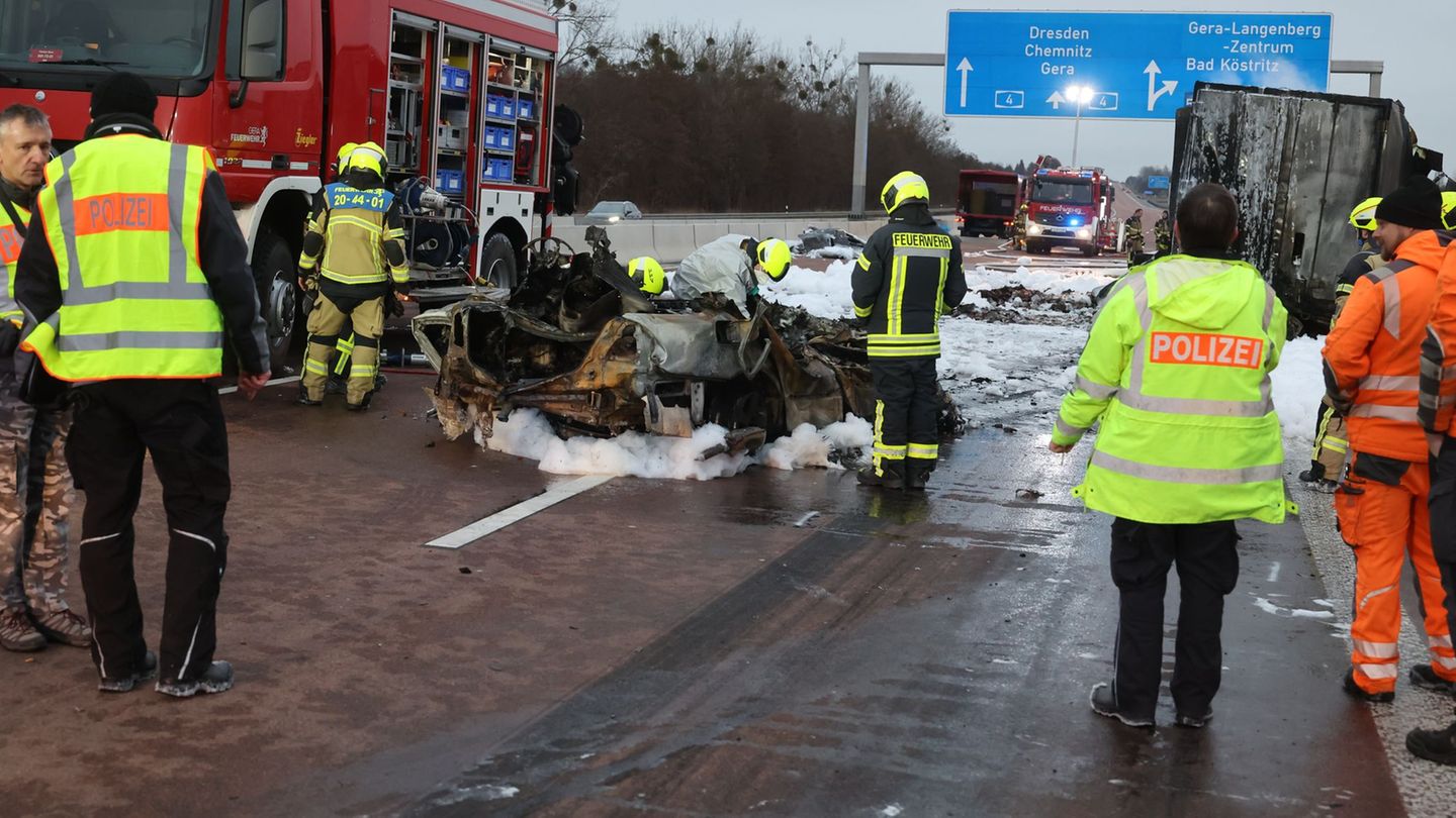 Autobahnunfall-Auto-prallt-bei-Gera-auf-Lkw-Fahrer-stirbt