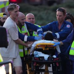 Rettungskräfte versorgen nach dem Schusswaffenangriff in Sydney eine verletze Person