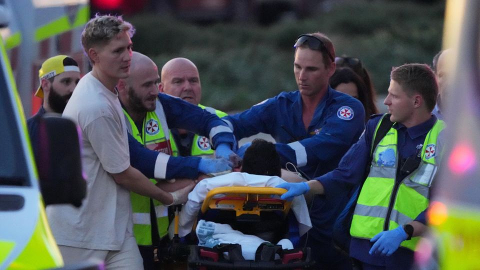 Rettungskräfte versorgen nach dem Schusswaffenangriff in Sydney eine verletze Person
