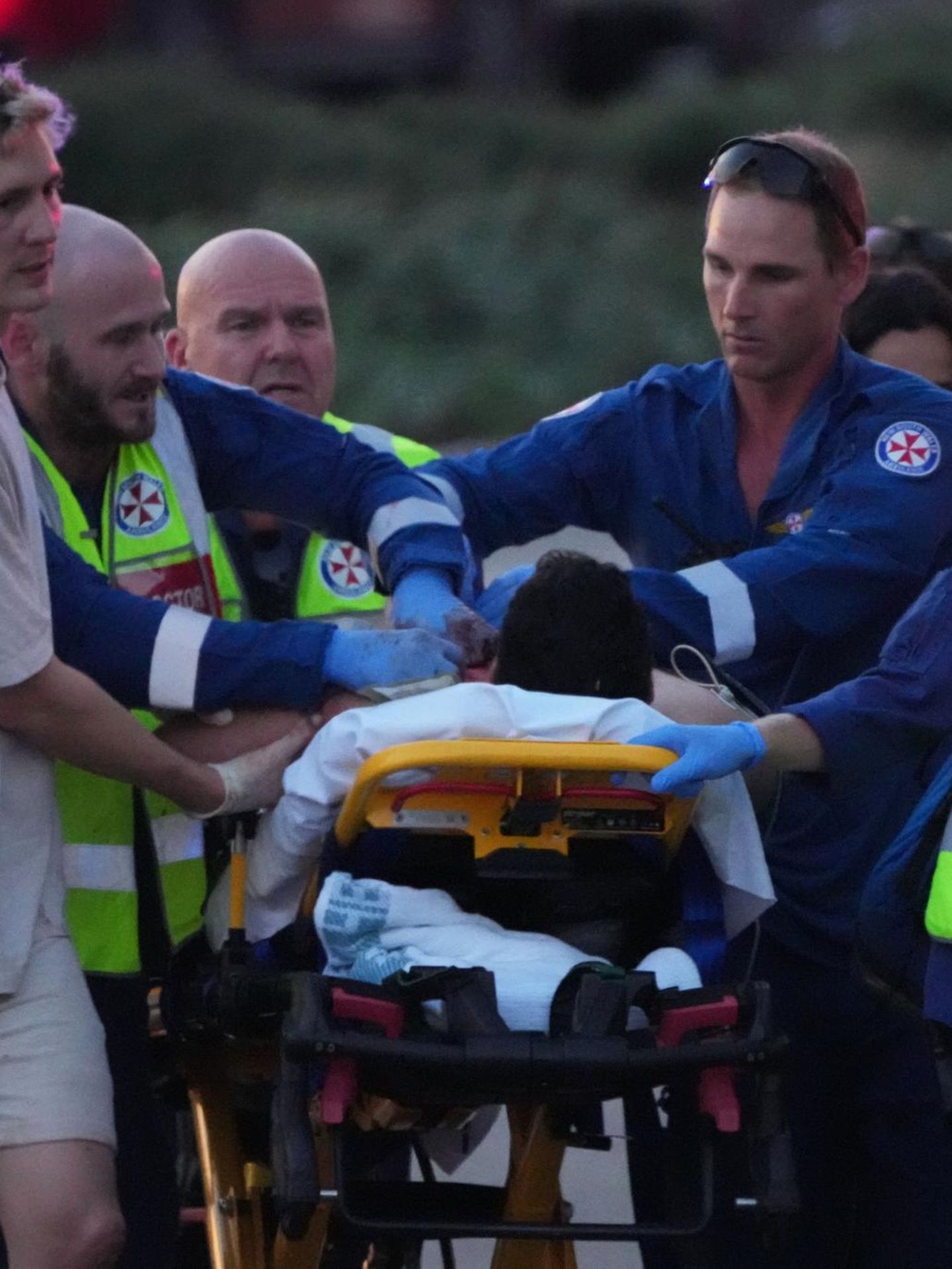 Rettungskräfte versorgen nach dem Schusswaffenangriff in Sydney eine verletze Person