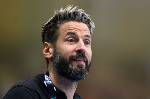 Bennet Wiegert feiert 10-jähriges Dienstjubiläum als Cheftrainer beim SC Magdeburg. (Archivbild) Foto: Hendrik Schmidt/dpa