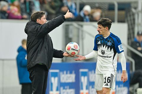 Kaum Grund für Daumen hoch: HSV-Trainer Merlin Polzin. Foto: Uwe Anspach/dpa