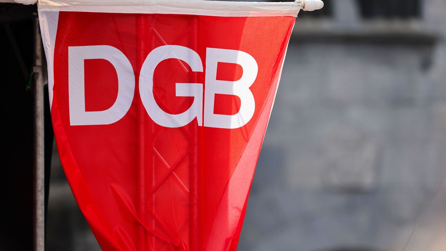 Laut einer DGB-Umfrage klappt die Zusammenarbeit mit zugewanderten Beschäftigten gut und mildert den Personalmangel. (Symbolbild