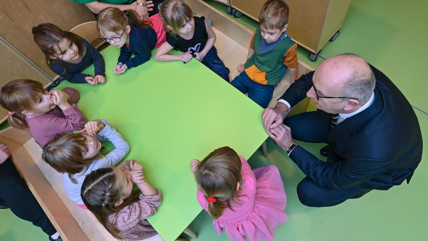 Brandenburgs Ministerpräsident Dietmar Woidke (SPD) ruft Kinder zum Mitmachen beim Wettbewerb zum Kinderfest auf. (Archivbild) F