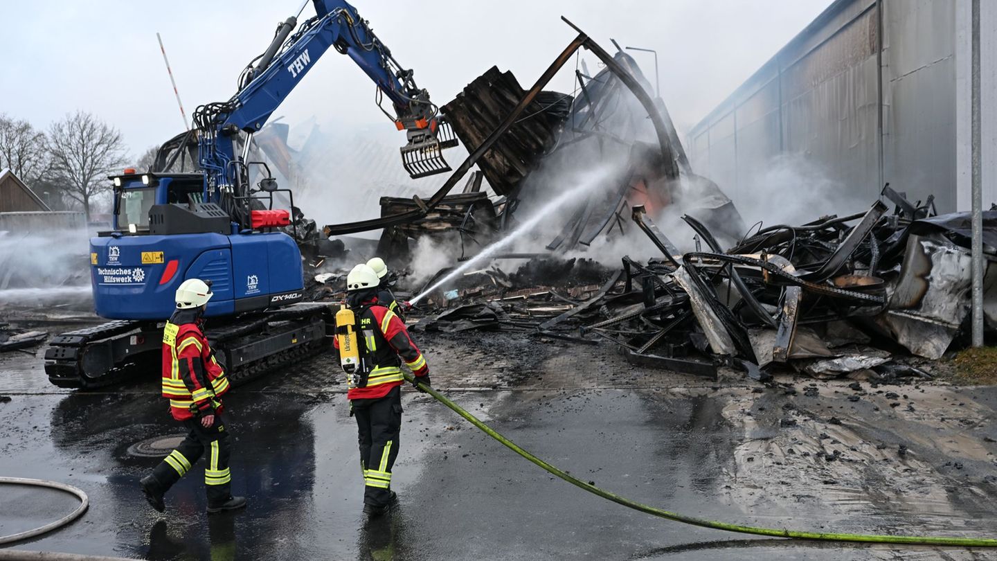 Die Polizei rechnet nach einem Brand in einer Möbelfabrik mit einem Millionenschaden. Foto: Lars Penning/dpa