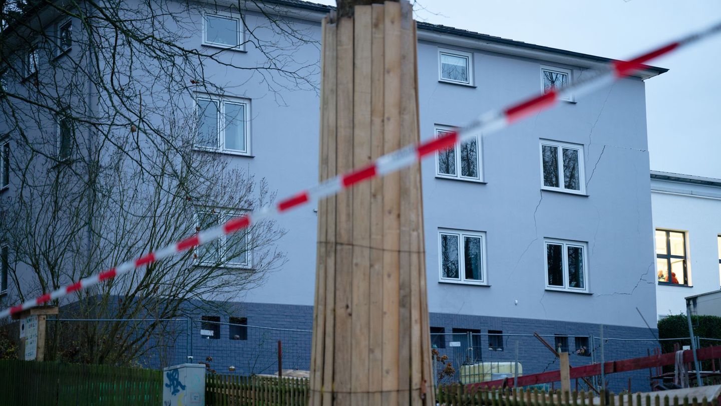 Risse in der Fassade deuten auf die Schäden an einem Wohnhaus in Wuppertal hin. (Archivfoto) Foto: Henning Kaiser/dpa
