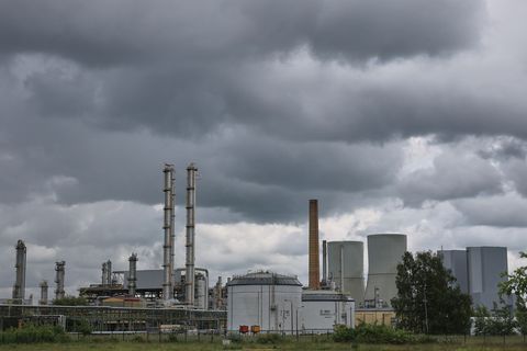 Vor dem Chemiegipfel fordern die Grünen mehr Verantwortung von Unternehmen und Regierungen für die ostdeutsche Chemiebranche. (A